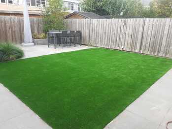 Strakke tuin met kunstgras