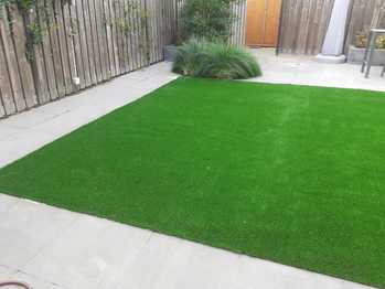 Strakke tuin met kunstgras